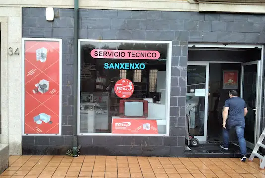 Fersay inaugura corner en la tienda Tien21 de Sanxenxo.
