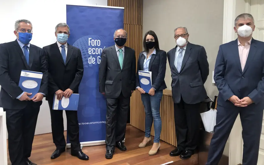 Miembros del Foro Econ&oacute;mico de Galicia en la presentaci&oacute;n del informe en Santiago.