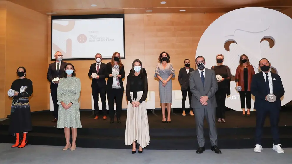 Los galardonados con los Premios Nacionales de la Industria de la Moda, junto a la Reina Letizia y la ministra Reyes Maroto.