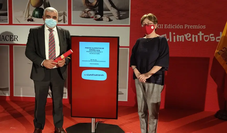 El presidente de Orpagu, Joaqu&iacute;n Cadilla, recibi&oacute; el premio de manos de la secretaria general de Pesca, Alicia Villauriz.