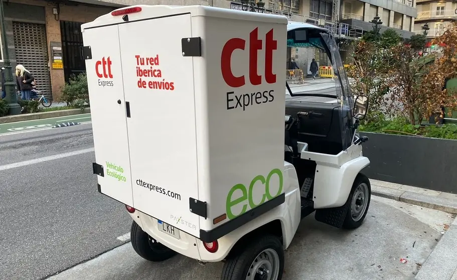 CTT Express suma un cuadriciclo el&eacute;ctrico a su flota de reparto en Vigo.