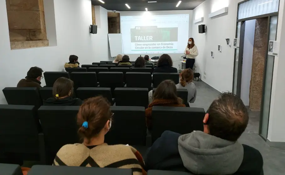 Asistentes al taller sobre emprender en econom&iacute;a circular celebrado en Lal&iacute;n.