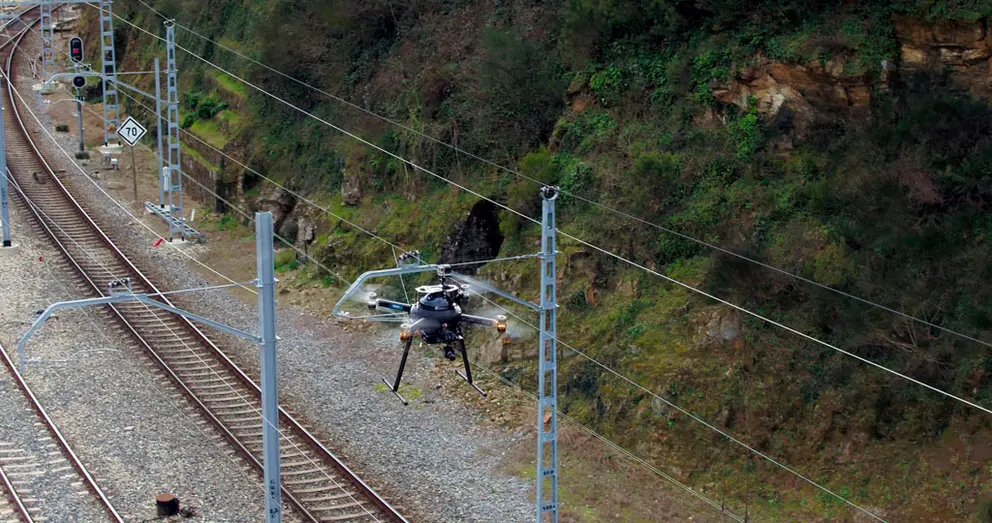 El proyecto utiliza dron equipado con c&aacute;maras de alta resoluci&oacute;n y un m&oacute;dem 5G para recoger las im&aacute;genes de las v&iacute;as f&eacute;rreas.