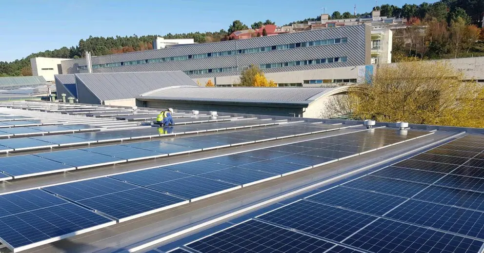Instalaci&oacute;n de la planta fotovoltaica en el campus vigu&eacute;s.
