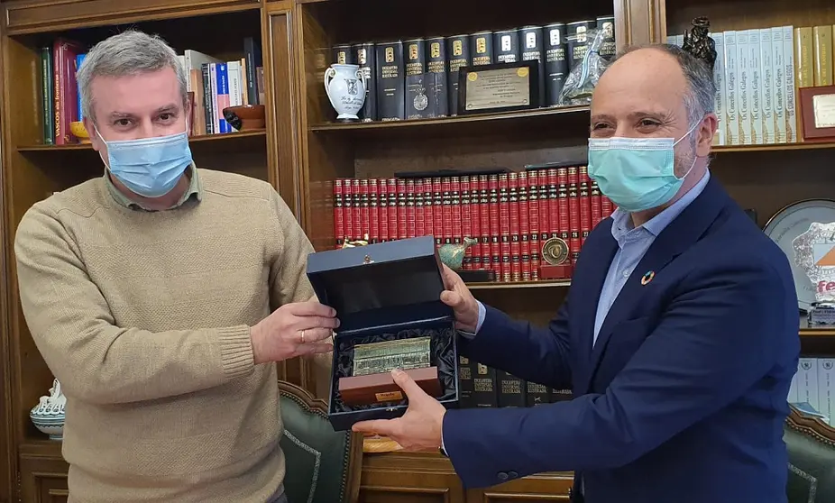 El alcalde de A Ca&ntilde;iza, Luis Pi&ntilde;a junto al delegado de la Zona Franca, David Regades.