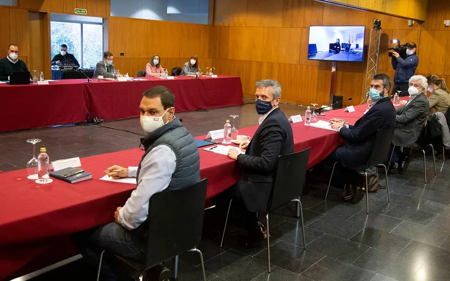 17,30 h.-        O vicepresidente primeiro e conselleiro de Presidencia, Xustiza e Turismo, Alfonso Rueda, e a conselleira de Emprego e Igualdade, Mar&iacute;a Jes&uacute;s Lorenzana, reuniranse co presidente do Cl&uacute;ster Turismo de Galicia, Ces&aacute;reo Pardal, co presidente da Federaci&oacute;n Galega de Municipios e Provincias (Fegamp), Alberto Varela, e con representantes das deputaci&oacute;ns provinciais para abordar o plan de axudas para o sector da hostaler&iacute;a. No Palacio de Congresos e de Exposici&oacute;ns de Galicia (r&uacute;a Miguel Ferro Caaveiro, s/n)

foto xo&aacute;n crespo
29/01/2021