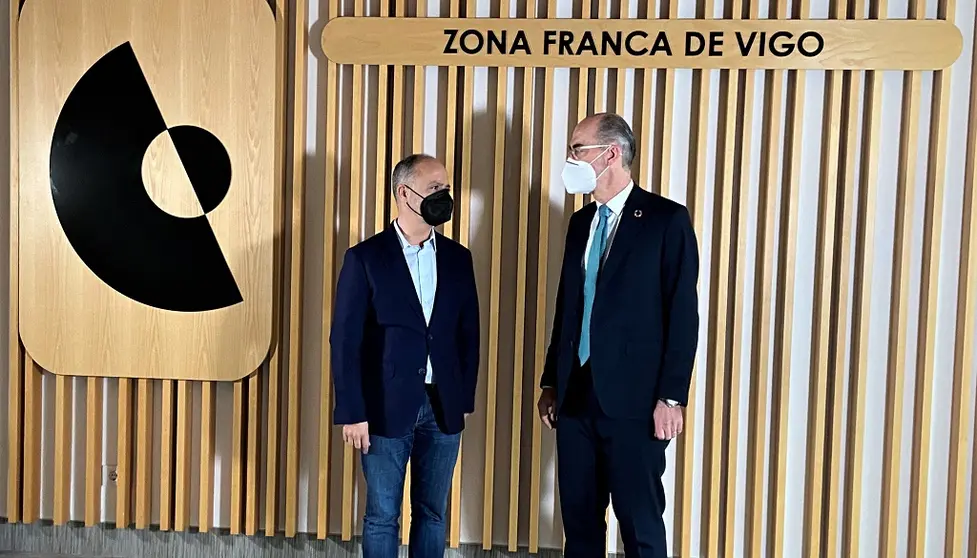 David Regades y Jes&uacute;s V&aacute;zquez Almu&iacute;&ntilde;a en su primer encuentro institucional desde que el segundo preside el Puerto de Vigo.