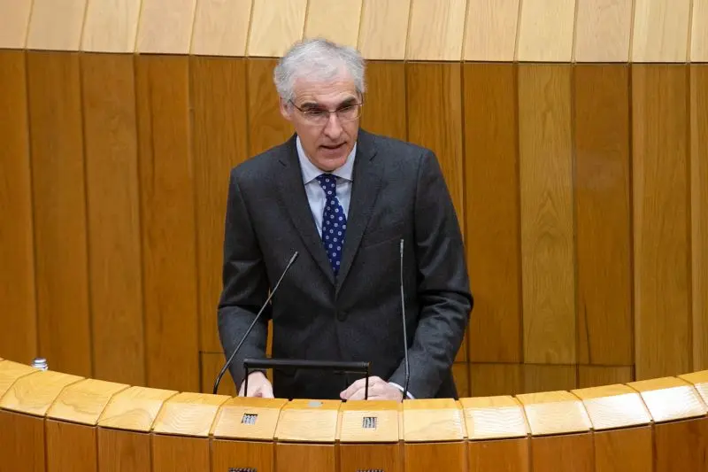 El vicepresidente econ&oacute;mico de la Xunta, Francisco Conde, en el Parlamento gallego.
