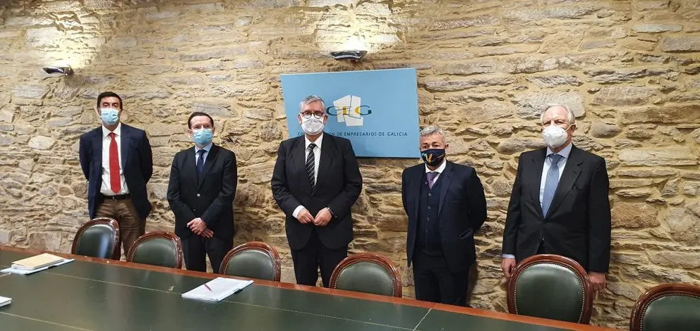Directivos de AGEO,  Asociaci&oacute;n Gallega de Empresas Operadoras (AGEO), la Asociaci&oacute;n de Bingos de
Galicia (ABIGA), y los Grupos Luckia y Comar,junto al presidente de la patronal gallega.