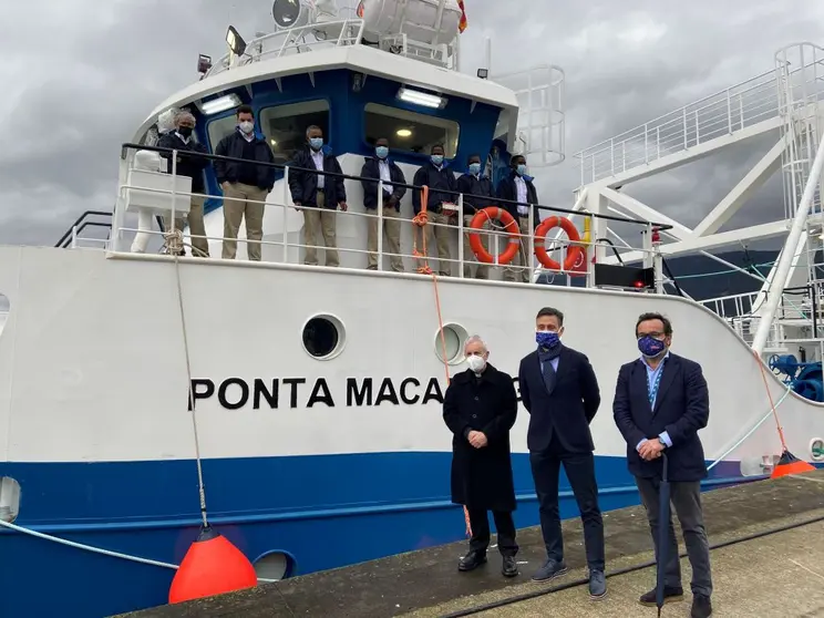 El obispo de Tui-Vigo y el presidente y el CEO de Nueva Pescanova, en el acto de entrega del buque &ldquo;Ponte Macalonga&rdquo;.