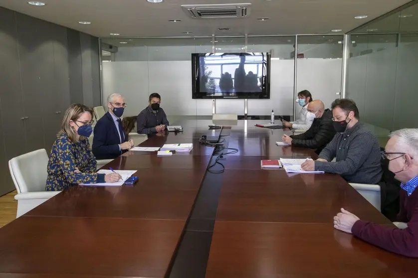 El vicepresidente Francisco Conde, en la reuni&oacute;n con el comit&eacute; de empresa de Alu Ib&eacute;rica A Coru&ntilde;a.