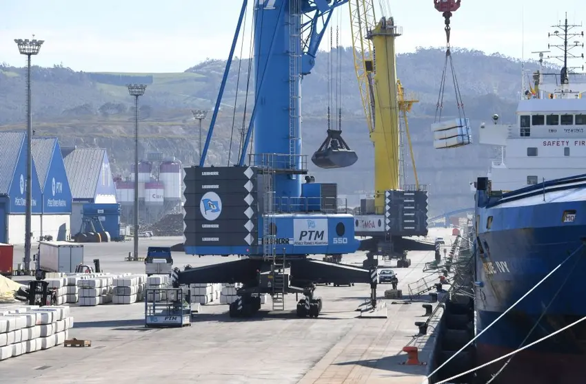 A pesar de la alerta amarilla por viento, el Puerto Exterior acoge este mi&eacute;rcoles cuatro operaciones de carga y descarga.