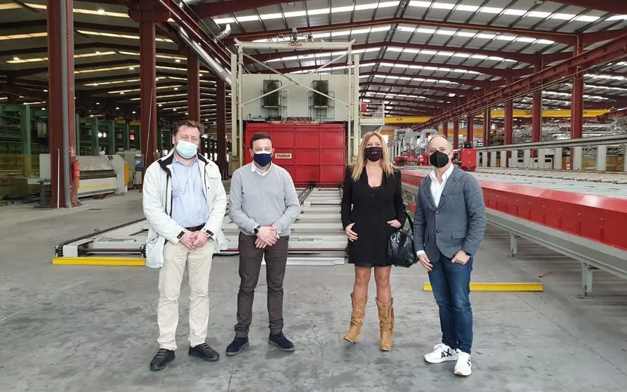 La gerente de SEA y el delegado de Zona Franca de Vigo, junto al alcalde de Valga y el CEO de Extrugasa, en las instalaciones de esta empresa.