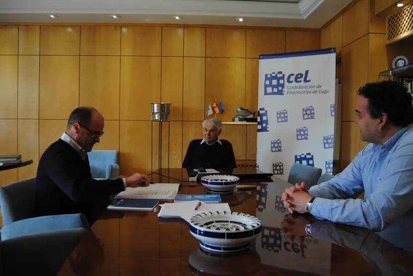 En el centro &Aacute;lvaro Rodr&iacute;guez Eiras, acompa&ntilde;ado de Jaime L&oacute;pez y Eduardo Val&iacute;n, dirigentes de la Confederaci&oacute;n de Empresarios de Lugo.