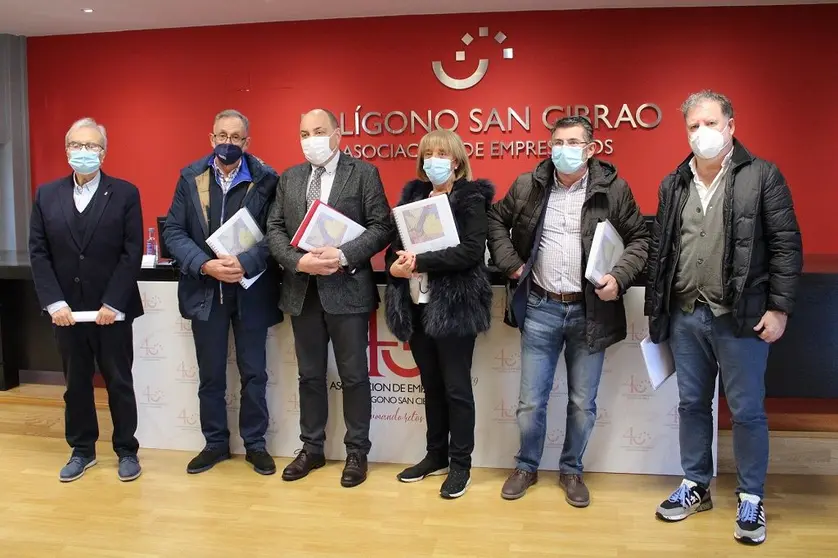Los autores del anteproyecto de estaci&oacute;n, junto alalcalde de San Cibrao, los presidentes de los poligonos de San Cibrao y Barreiros y la presidenta de la CEO.
