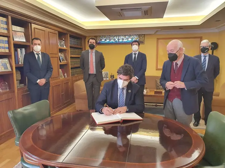 El presidente de la Autoridad Portuaria de A Coru&ntilde;a, Mart&iacute;n Fern&aacute;ndez Prado, firmando en el libro de honor de la CEC.