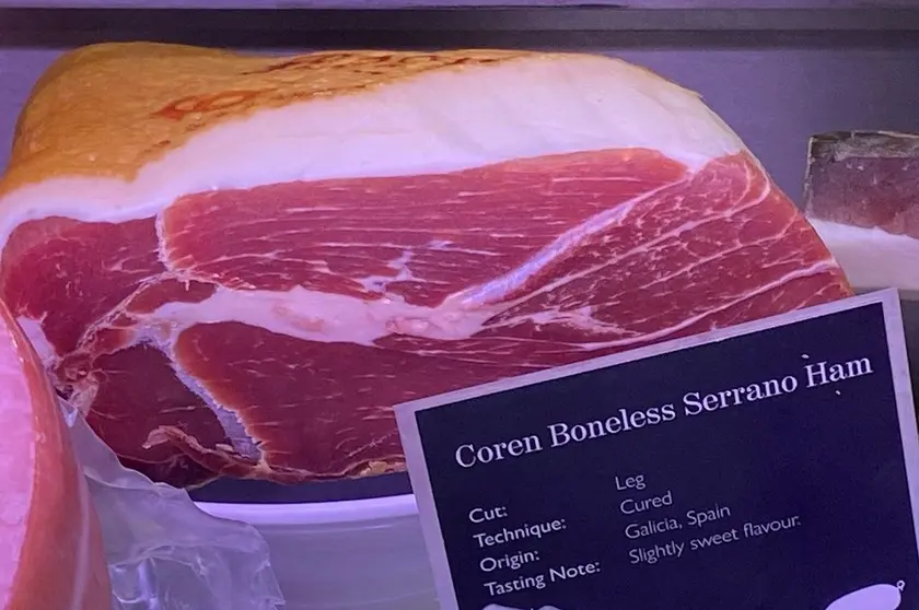 Foto del jam&oacute;n Selecta de Coren en mostrador Fortnum & Mason.