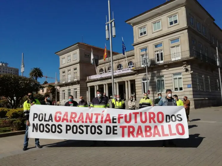 Concentraci&oacute;n de traballadores de Ence diante da Subdelegaci&oacute;n do Goberno en Pontevedra.