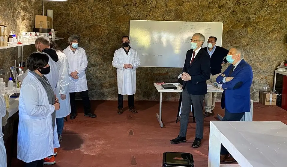 El vicepresidente econ&oacute;mico de la Xunta, Francisco Conde, junto all presidente de la Fundaci&oacute;n Berlarmino Fern&aacute;ndez Iglesias, Luis Caram&eacute;s, en una de las instalaciones de la Escuela de la Fundaci&oacute;n.