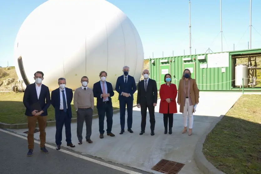 Representantes de Naturgy, EnergyLab y la EDAR de Bens, junto al vicepresidente econ&oacute;mico de la Xunta, en la depuradora coru&ntilde;esa.