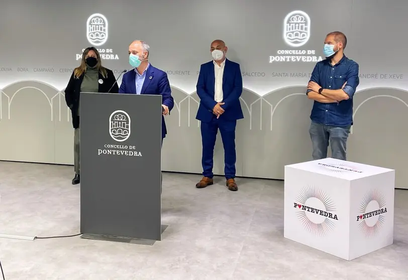 El delegado de Zona Franca se reuni&oacute; en el Concello de Pontevedra con los concejales socialistas Tino Fern&aacute;ndez, Yoya Blanco, Iv&aacute;n Puentes y Marcos Rey.