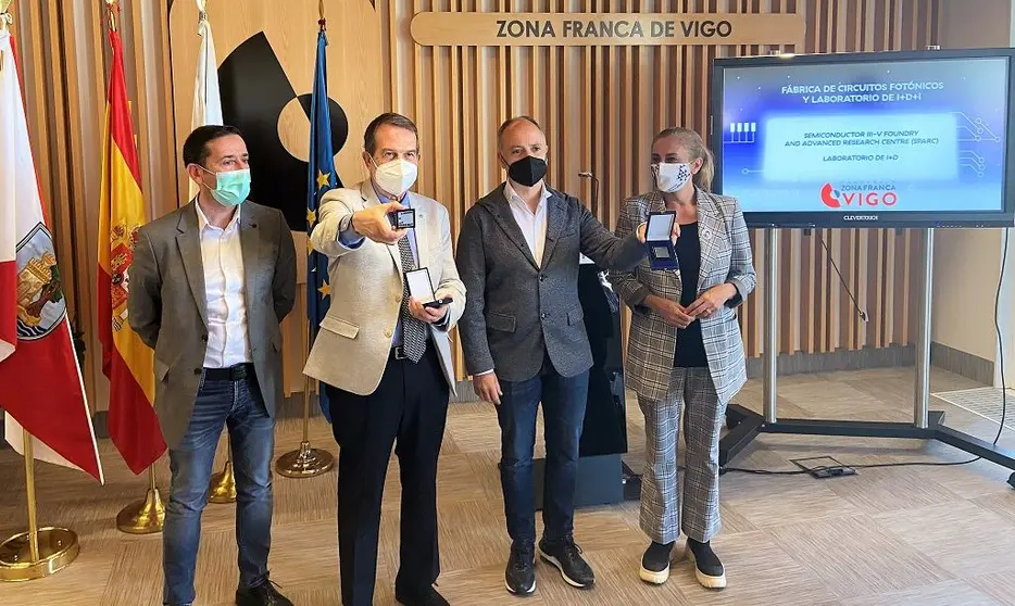 El Francisco D&iacute;az; el alcalde de Vigo, Abel Caballero; el delegado de Zona Franca, David Regades, y la presidenta de la Diputaci&oacute;n de Pontevedra, Carmela Silva.