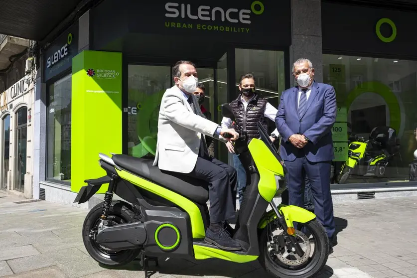 El alcalde de Vigo, Abel Caballero, el ciclista &Oacute;scar Pereiro, el CEO de Silence, Sotelo y el de Grupo Breog&aacute;n, Jos&eacute; Ram&oacute;n Ferreiro, frente a la tienda Silence de Vigo.