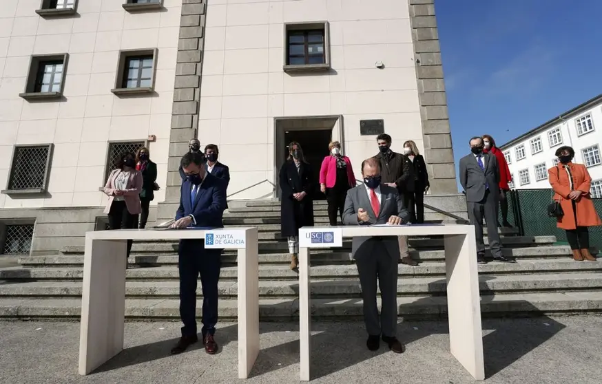 FIRMA DE CONVENIO ENTRE LA XUNTA DE GALICIA Y LA UNIVERSIDAD DE SANTIAGO PARA LA CESI&Oacute;N DEL EDIFICIO DE MAXISTERIO PARA LA CREACI&Oacute;N DE UN NUEVO IES. CONSELLEIRO DE EDUCACI&Oacute;N ROM&Aacute;N RODR&Iacute;GUEZ/X.PONTE.