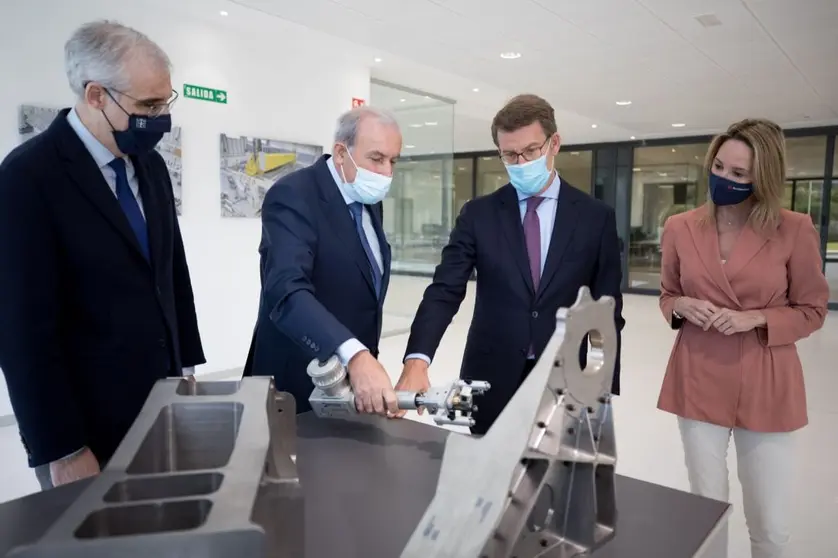El conselleiro de Econom&iacute;a, el presidente de Delta Vigo, el presidente de la Xunta de Galicia y la delegada territorial de la Xunta en Vigo, en las instalaciones de la empresa en Nigr&aacute;n.