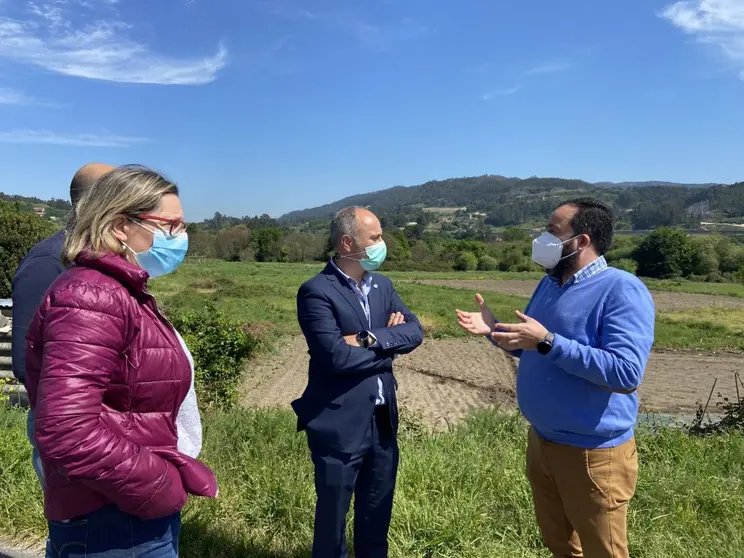 El delegado de Zona Franca de Vigo, junto a miembros del equipo de gobierno del Concello de Vilaboa, visitaron terrenos donde se podr&iacute;a ubicar el parque empresarial.