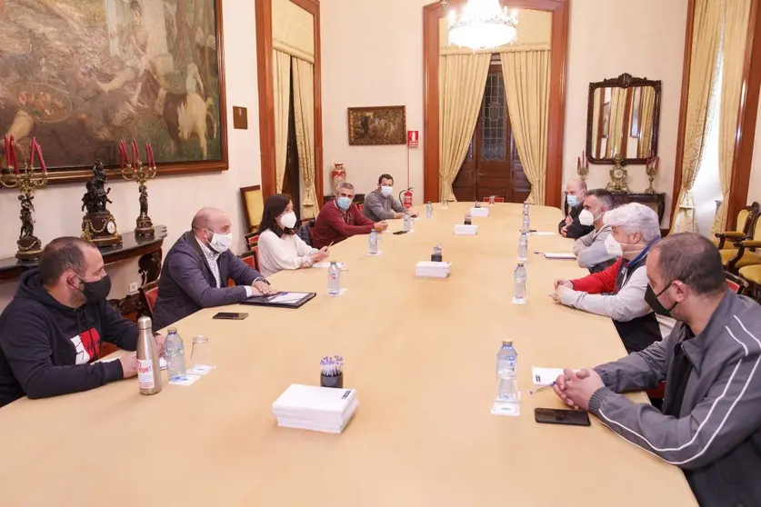 Membros do comit&eacute; de empresa da refinar&iacute;a de Repsol xunto &aacute; alcaldesa da Coru&ntilde;a, In&eacute;s Rey, e o concelleiro Lage Tu&ntilde;as.