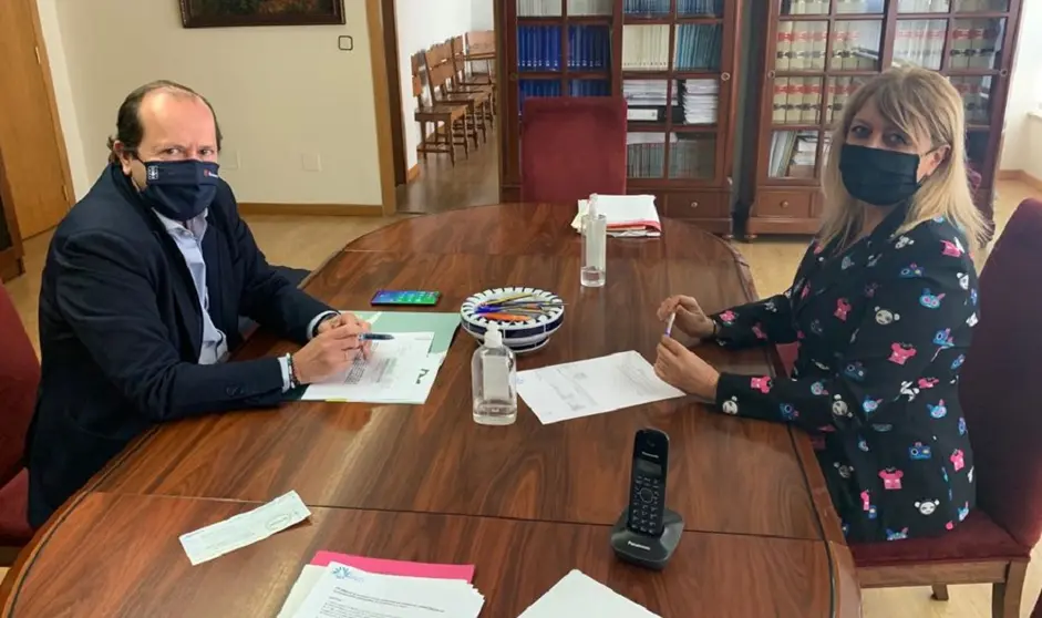 Eel presidente ejecutivo de Sogama, Javier Dom&iacute;nguez, y la gerente de SEA, Beatriz Sestayo, formalizaron la compraventa.