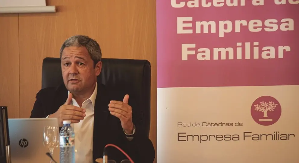 Tino Fern&aacute;ndez salientou na UDC os valores da empresa familiar./G. LAMAS | PUNTO GA.