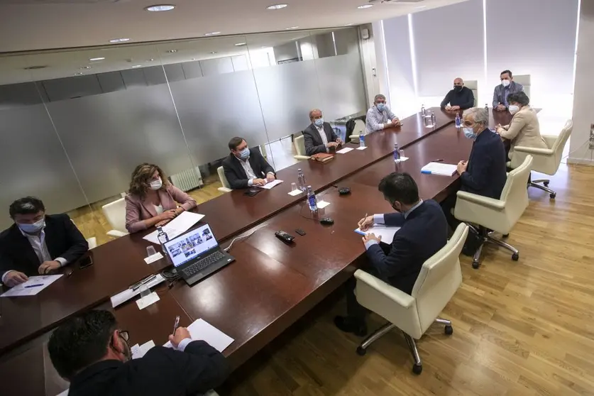 El vicepresidente econ&oacute;mico de la Xunta, reunido con regidores de las comarcas de Ferrol, Eume y Ortegal./C.PAZ.