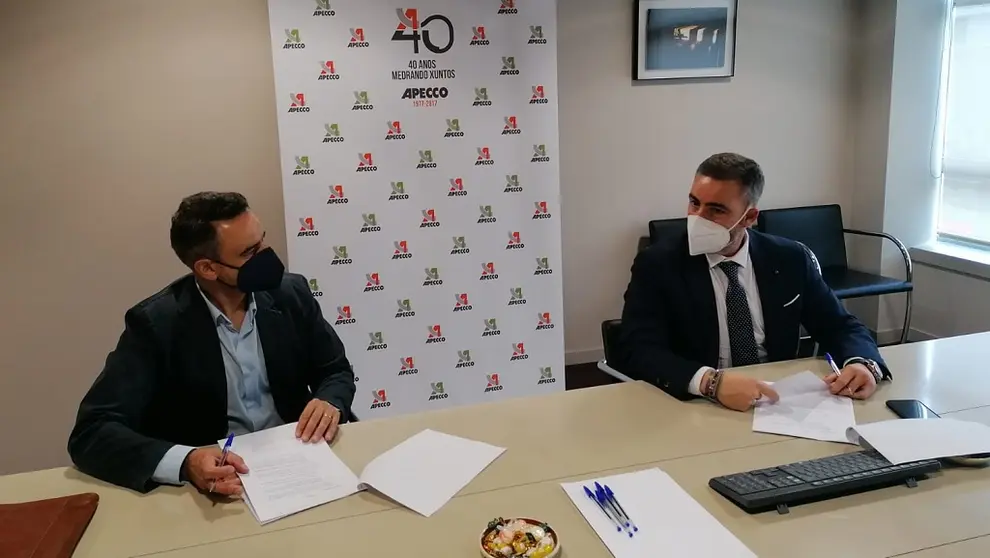 Jacinto Parga Fern&aacute;ndez, de Marca Franca, y Diego V&aacute;zquez Reino, de APECCO, firmaron el acuerdo.