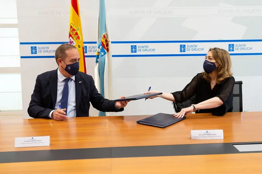 El conselleiro de Facenda e Administraci&oacute;n P&uacute;blica, Valeriano Mart&iacute;nez, y la directora de la Escola Galega de Administraci&oacute;n P&uacute;blica (EGAP), Sonia Rodr&iacute;guez-Campos, firmaron el protocolo de colaboraci&oacute;n para la creaci&oacute;n del Instituto de Econom&iacute;a P&uacute;blica de Galicia./X.CRESPO.