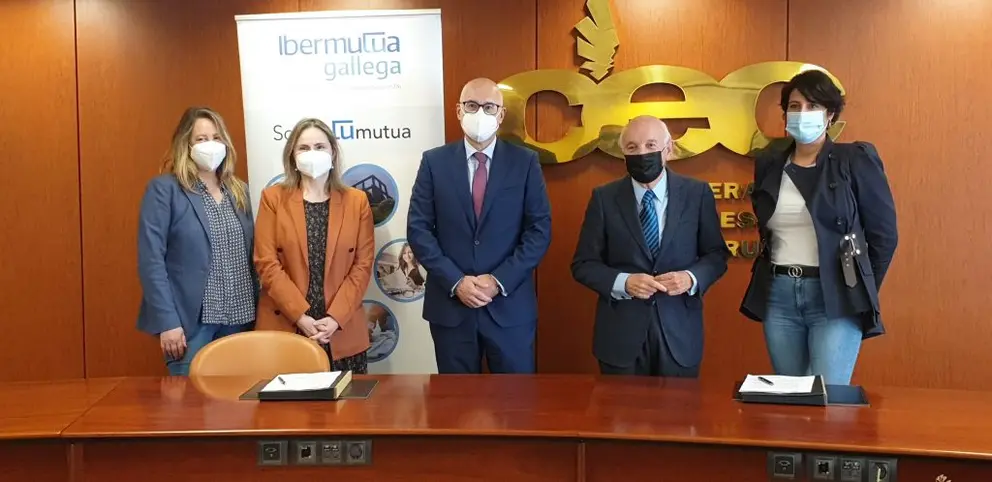 Representantes de Ibermutua gallega y de la Confederaci&oacute;n de Empresarios de A Coru&ntilde;a en la firma del convenio de colaboraci&oacute;n.