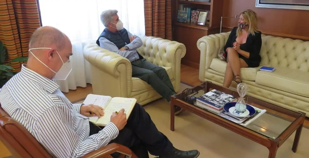 La gerente de SEA, Beatriz Sestayo, fue recibida por el presidente de la Autoridad Portuaria Ferrol-San Cibrao, Indalecio Seijo.