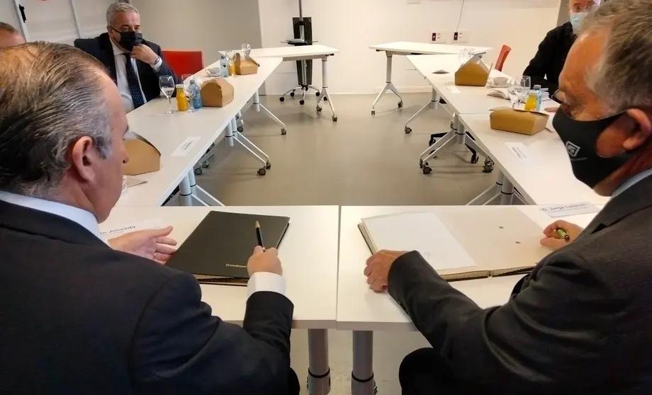 En primer t&eacute;rmino, Pablo Junceda, director de Sabadell Gallego, y Jorge Lorenzo, vicepresidente de la C&aacute;mara de Santiago.