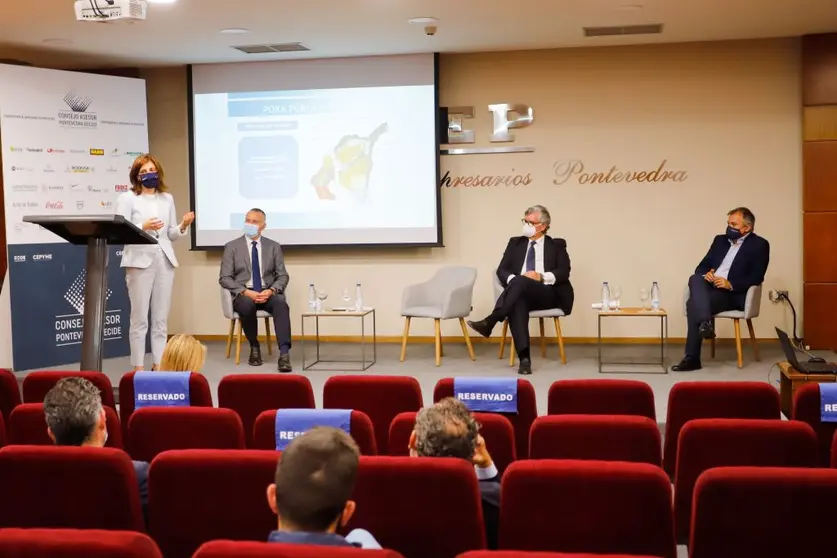 La conselleira Angeles V&aacute;zquez, en la reuni&oacute;n con empresarios pontevedreses en la sede de la CEP./MVR.