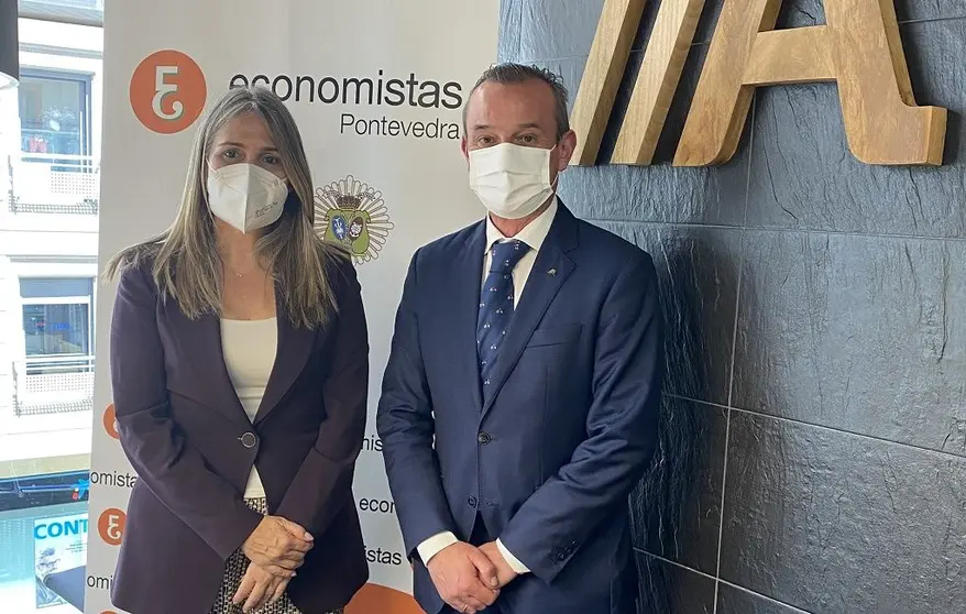 L la presidenta del Colegio de Economistas de Pontevedra, Lucy Amigo Doba&ntilde;o, y el director territorial de Abanca en Vigo, W&aacute;lter &Aacute;lvarez &Aacute;lvarez.