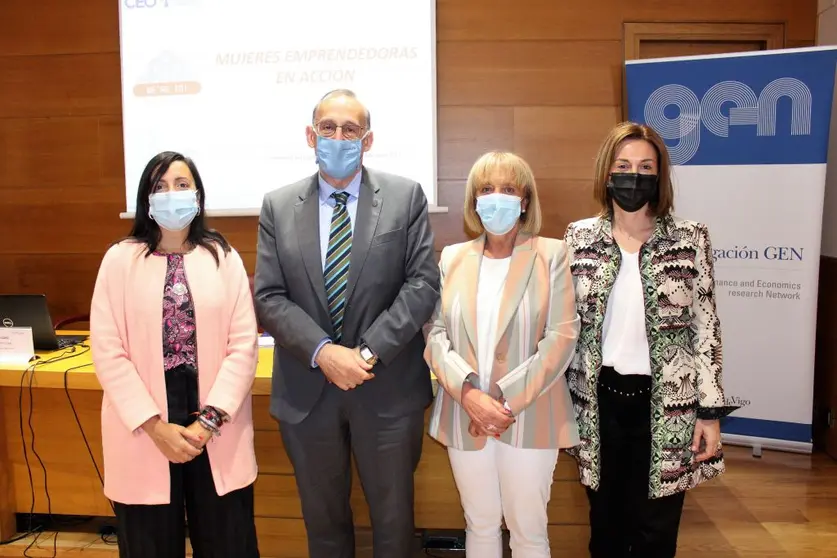 Representantes de la Universidad de Vigo y de la CEO en la firma del convenio de colaboraci&oacute;n.