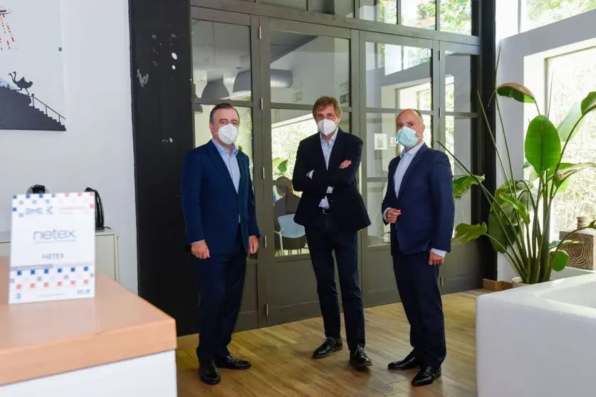 Francisco Botas, consejoer delegado de Abanca, Carlos Ezquerro. CEO de Netex, y David Regades, delegado de la Zona Franca, en la sede de Netex.