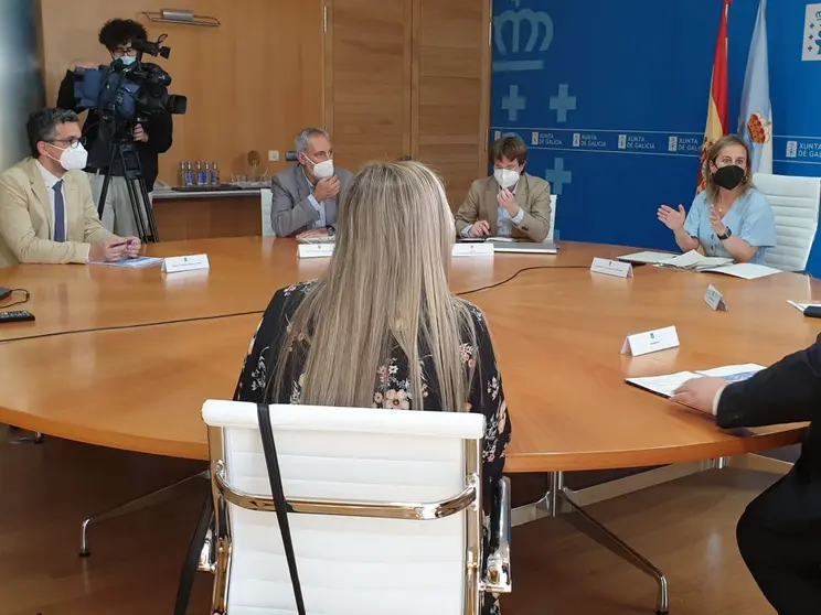 La conselleira de Infraestructuras y Movilidad, junto con el director de la Agencia Gallega de Infraestructuras, Francisco Men&eacute;ndez, mantuvo hoy una reuni&oacute;n con representantes del Cl&uacute;ster de la Funci&oacute;n Log&iacute;stica de Galicia, de la Federaci&oacute;n Gallega de Transporte de Mercanc&iacute;as-Fegatramer y de Apetamcor-Fegatrans.