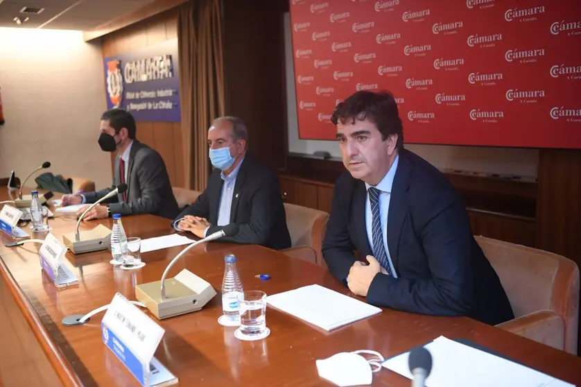 El presidente de la Autoridad Portuaria de A Coru&ntilde;a, Mart&iacute;n Fern&aacute;ndez Prado (der.), durante su intervenci&oacute;n en la C&aacute;mara de Comercio.