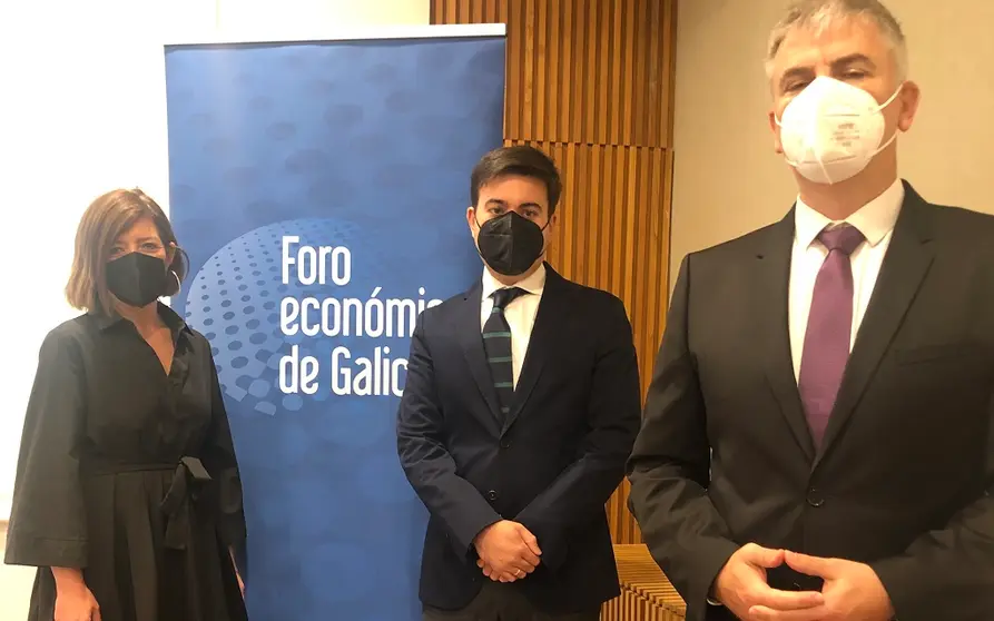 Mar&iacute;a Bastida, Luis Gallastegui y Santiago Lago, en la presentaci&oacute;n del informe sobre la econom&iacute;a social en Galicia, en Santiago.