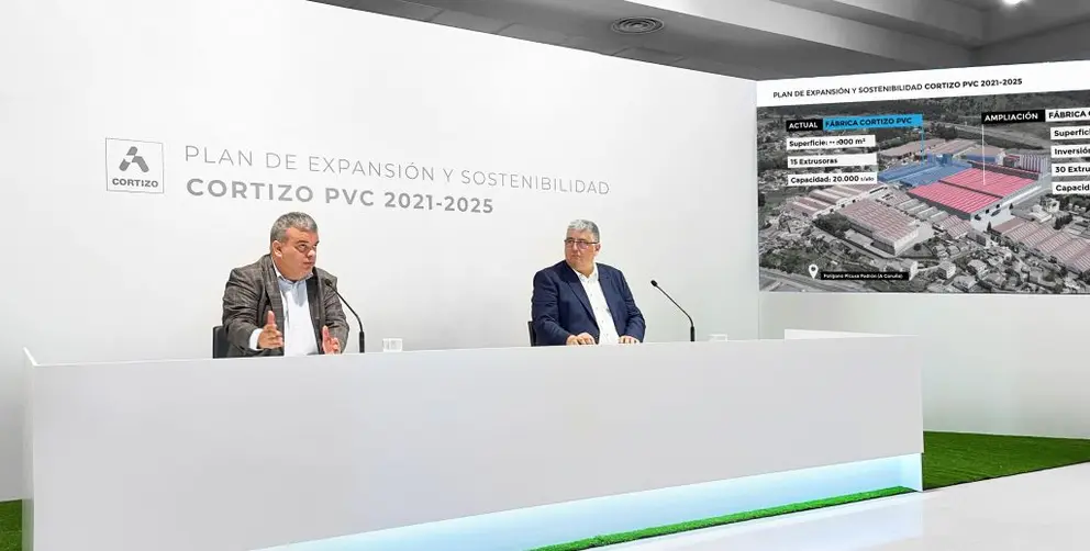 El director general de arquitectura de Cortizo, Daniel Lainz, y el gerente de Cortizo PVC, Estanislao Su&aacute;rez, presentaron el Plan de expansi&oacute;n y sostenibilidad del PVC 2021-2025.