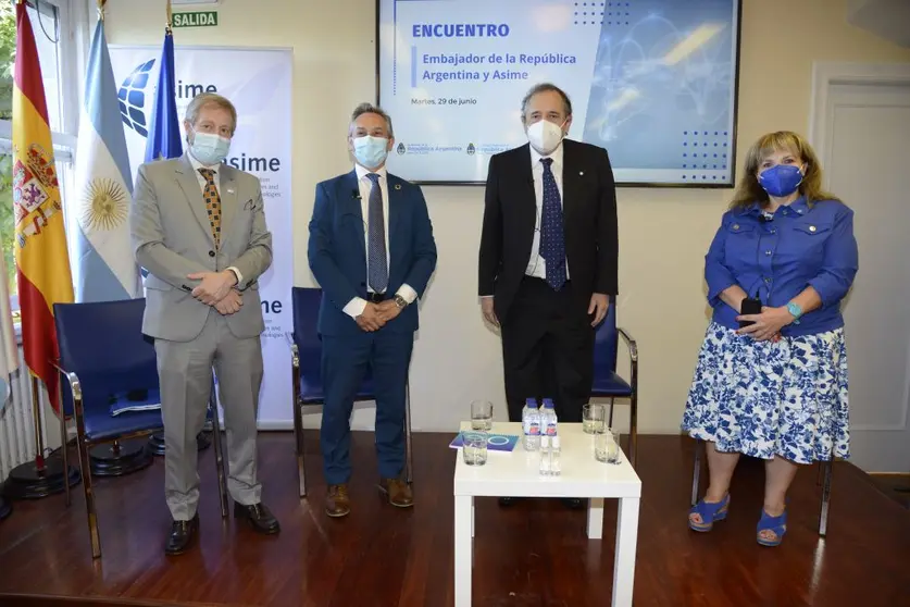 El embajador de Argentina en Espa&ntilde;a junto al secretario general de Asime, la c&oacute;nsul general de Argentina en Vigo, Silvina Montenegro, y el vicec&oacute;nsul,.