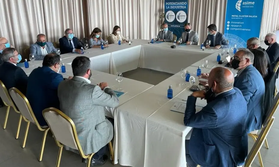 Junta directiva de Asime reunida en A Coru&ntilde;a con el delegado del Gobierno en Galicia.