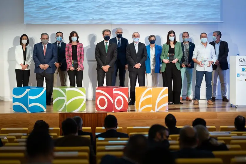 Autoridades y galardonados en la entrega de los VII Premios Galicia de Alimentaci&oacute;n./D.CABEZ&Oacute;N.